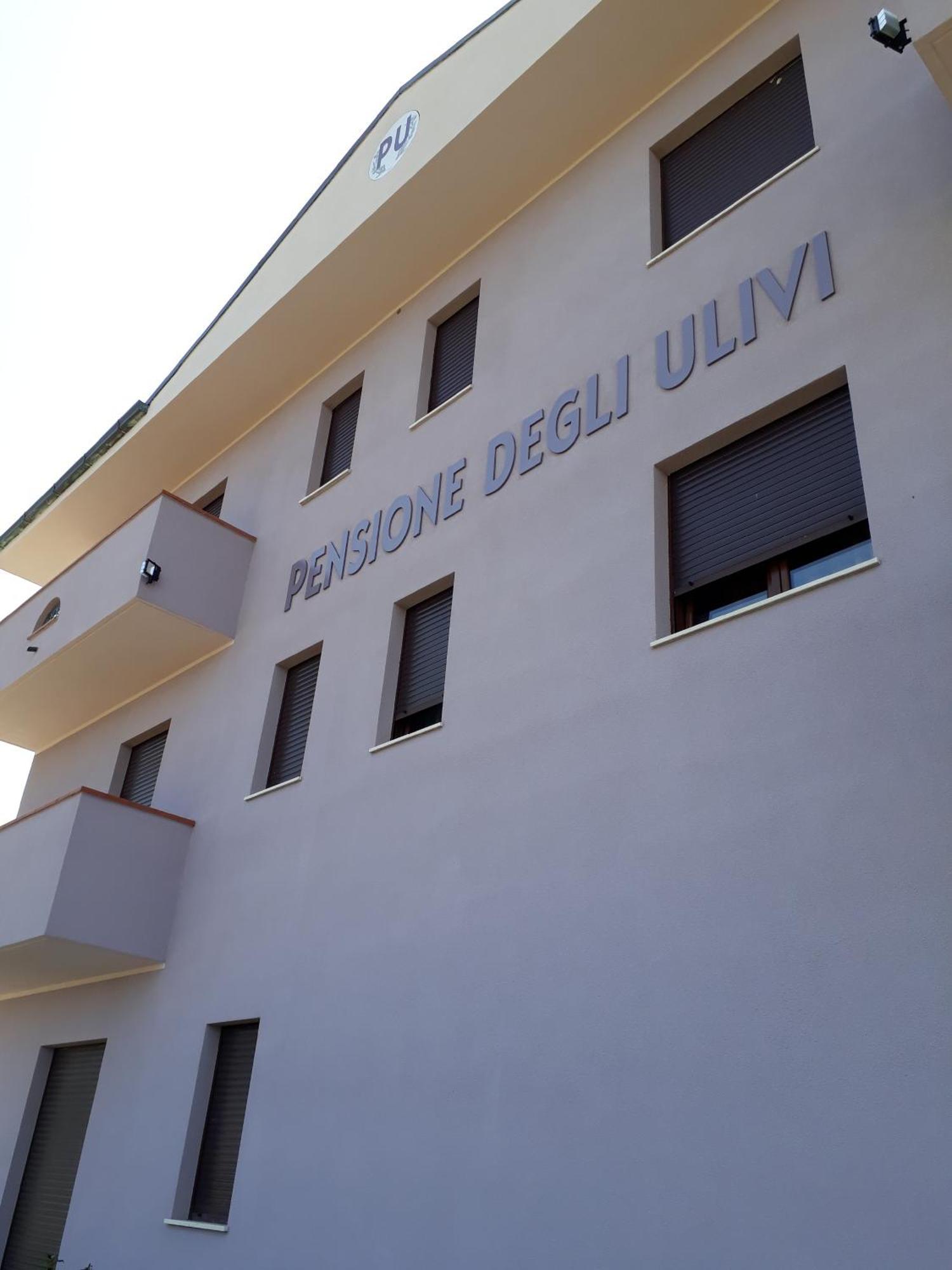 Pensione Degli Ulivi Porto SantʼElpidio エクステリア 写真